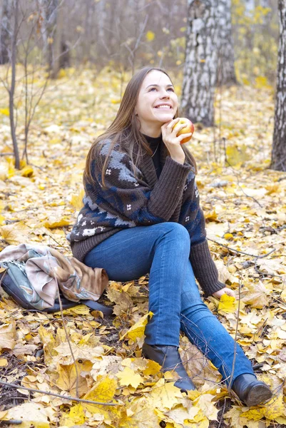 Πορτρέτο του χαμογελαστό κορίτσι με μήλο — Φωτογραφία Αρχείου