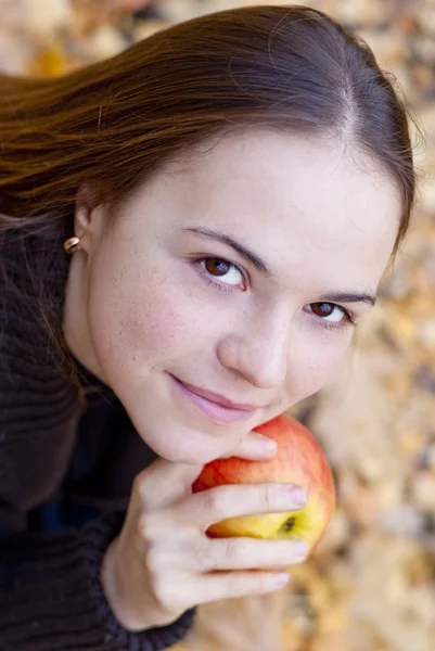 Close up of brunette girl with apple — Stock Photo, Image