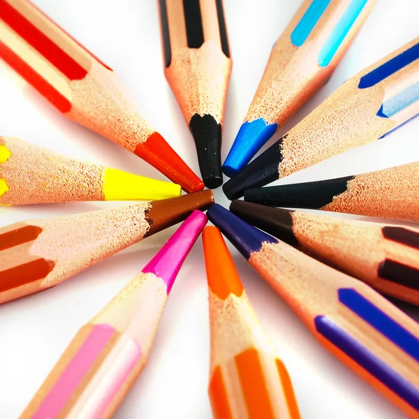 Kolor na białym tle ołówki — Zdjęcie stockowe