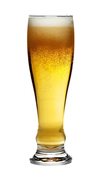Склянка пива ізольована на білому тлі — стокове фото