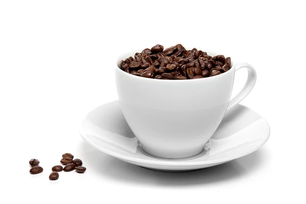 Tazza di chicchi di caffè isolati su uno sfondo bianco — Foto Stock