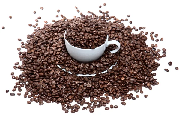För mycket kaffe i en kopp som isolerade över en vit bakgrund — Stockfoto