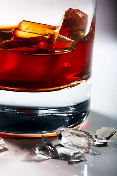Vaso de whisky y hielo —  Fotos de Stock