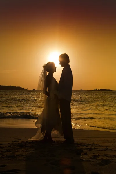 Bruid en bruidegom op strand. Stockfoto