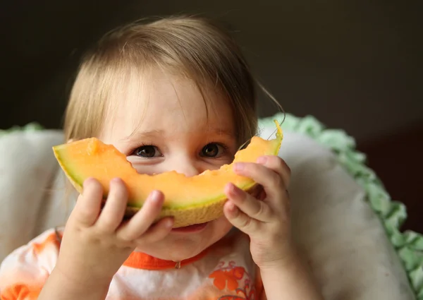 Bebê comendo melão — Fotografia de Stock