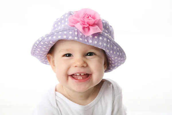 Bebê sorridente com chapéu — Fotografia de Stock