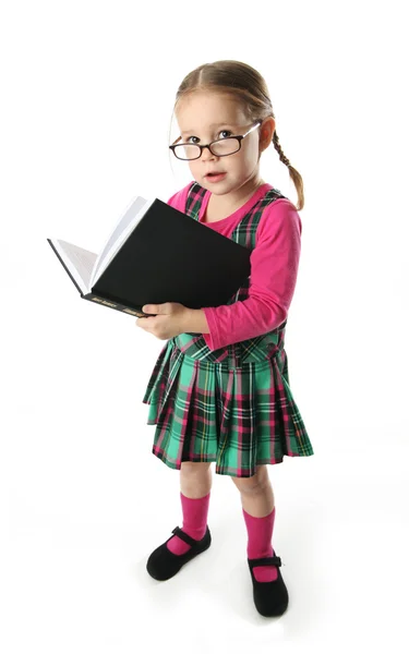 Дошкільна дівчина з книгою — стокове фото