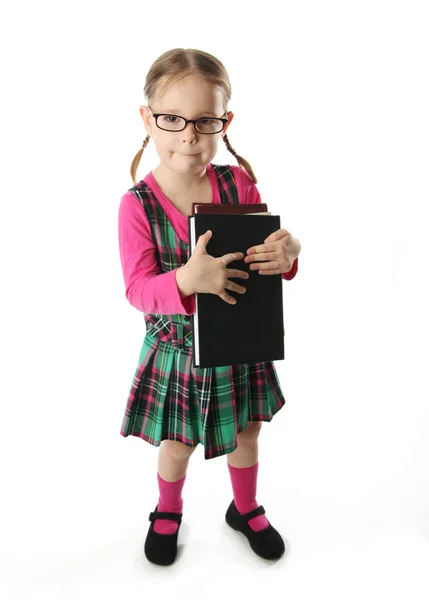 Дошкільна дівчина з книгою — стокове фото
