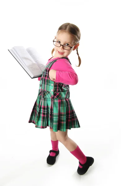 Preschool meisje met boek — Stockfoto