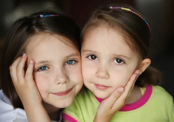 Детские сестры — стоковое фото