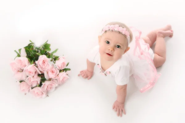 Baby ballerina met roze rozen — Stockfoto