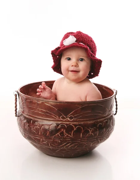 植木鉢に座っている女の赤ちゃん — ストック写真
