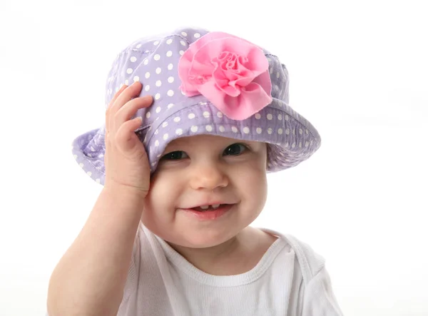 Bébé souriant avec chapeau — Photo