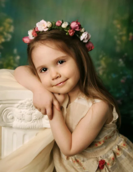 Elegantes Porträt eines süßen jungen Mädchens — Stockfoto