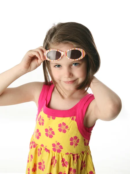 Νεαρό κορίτσι με τα γυαλιά ηλίου σε στούντιο — Φωτογραφία Αρχείου