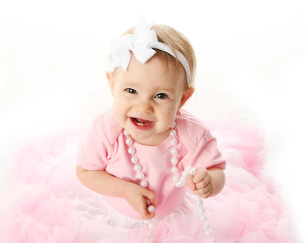 Sorrindo bebê menina vestindo tutu pettiskirt e pérolas — Fotografia de Stock