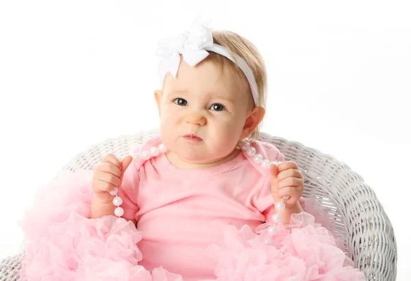 Meisje van de baby het dragen van pettiskirt tutu en parels — Stockfoto