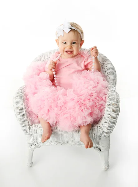 Meisje van de baby het dragen van pettiskirt tutu en parels — Stockfoto