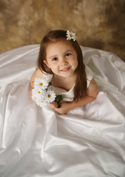 Kleines Mädchen probiert Mamas Hochzeitskleid an — Stockfoto