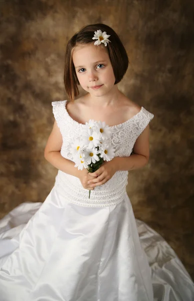 Petite fille essayant la robe de mariée de maman — Photo