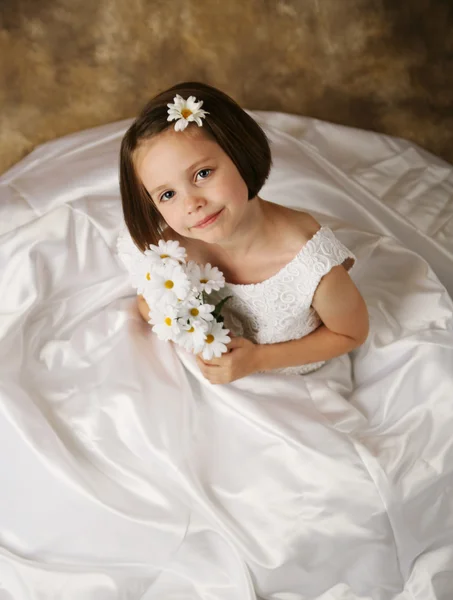 Liten flicka försöker på mammas bröllopsklänning — Stockfoto