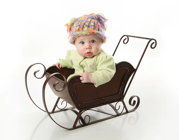 Bebé sentado en un trineo —  Fotos de Stock