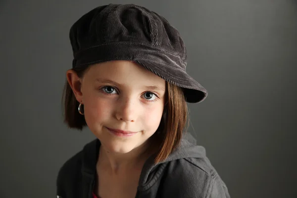 Kız giyiyor gazeteci çocuk şapkası — Stok fotoğraf