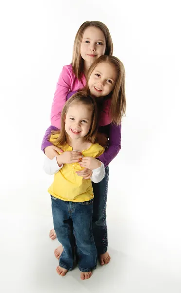Trzy Słodkie Młodych Sióstr Przytulanie Siebie Białym Tle — Zdjęcie stockowe