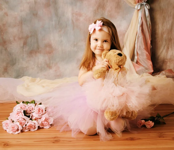 Маленькая балерина красавица — стоковое фото