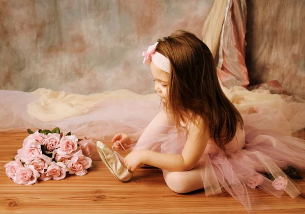 Adorable Little Girl Dressed Ballerina Tutu Tying Her Ballet Slippers — Zdjęcie stockowe