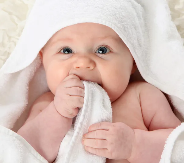 Close Retrato Bebê Bonito Envolto Uma Toalha Branca Mastigar Toalha — Fotografia de Stock