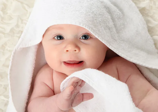 Portret Uśmiechający Się Ładny Dziecko Owinięte Biały Ręcznik Bliska — Zdjęcie stockowe