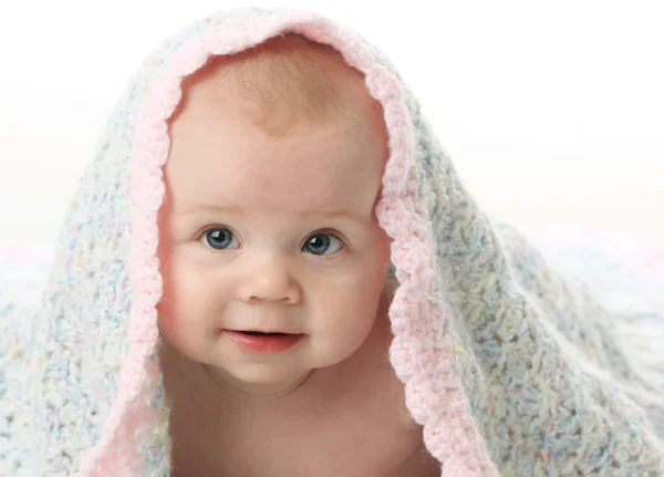 Schönes Baby unter einer Decke — Stockfoto