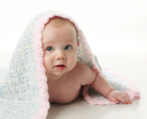 Bebê bonito sob um cobertor — Fotografia de Stock
