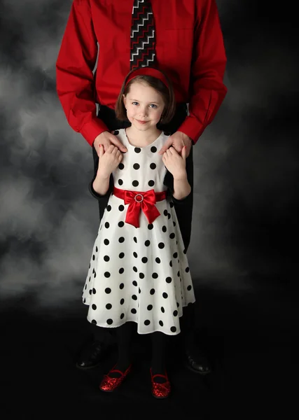 Папа и дочь, одетые, держась за руки — стоковое фото