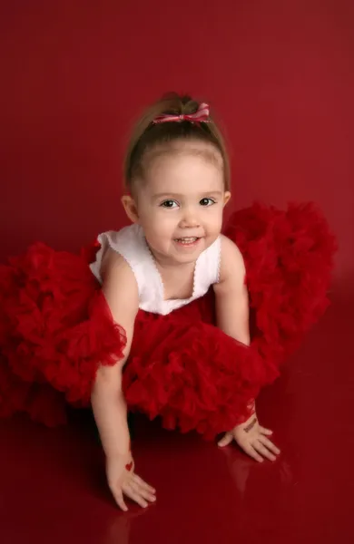 Πορτρέτο Του Ένα Αξιολάτρευτο Κοριτσάκι Ντυμένη Στα Κόκκινα Κόκκινο Φόντο — Φωτογραφία Αρχείου