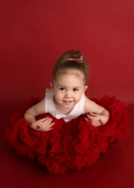 Bedårande liten flicka i röd pettiskirt tutu — Stockfoto