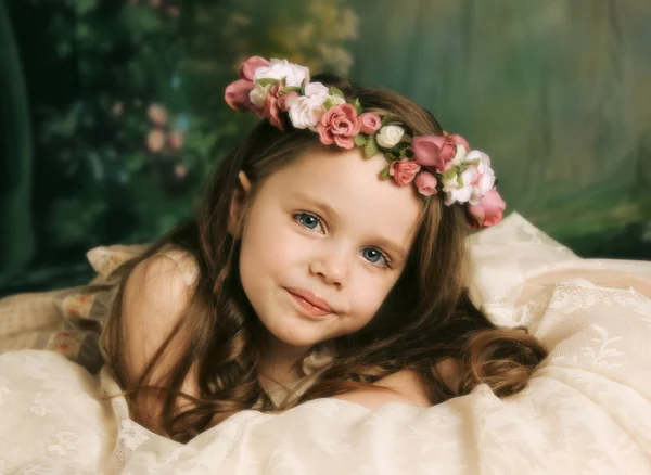 Элегантный Портрет Красивой Маленькой Девочки Нимбом Розового Цветка Лежащим Кружевах — стоковое фото