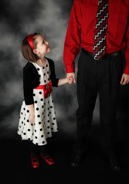 Niña Sosteniendo Mano Papá Mirándolo Adorablemente Vistiendo Vestido Lunares Rojo — Foto de Stock