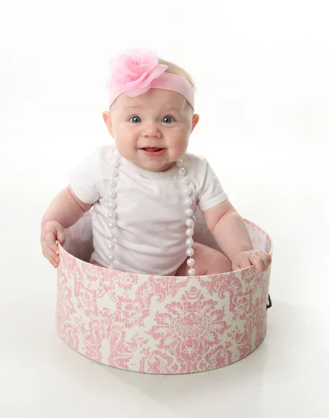 Mooie baby zitten in een hatbox — Stockfoto