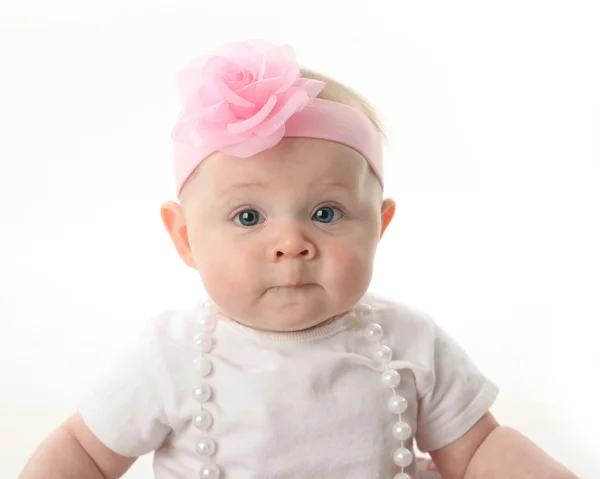 Close up retrato de bebê bonito vestindo pérolas — Fotografia de Stock