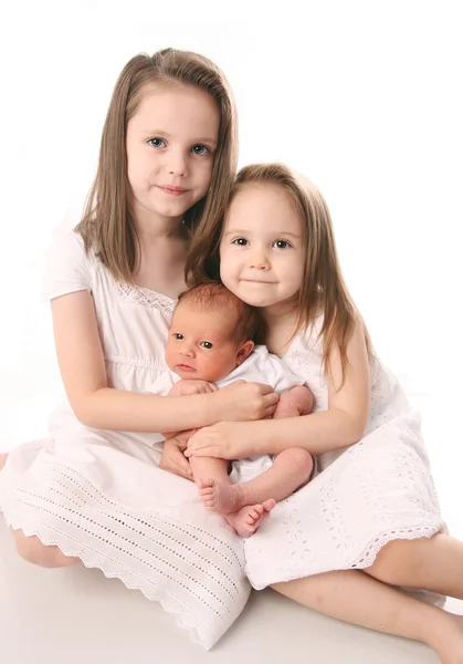 Porträtt Tre Systrar Två Små Flickor Med Nyfödd Alla Klädda — Stockfoto