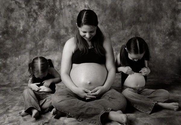 Kismama Portré Egy Terhes Anya Két Lánya Minden Látszó Hasa Jogdíjmentes Stock Fotók