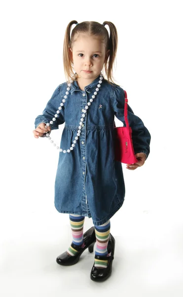 Menina pré-escolar jogando vestir-se — Fotografia de Stock