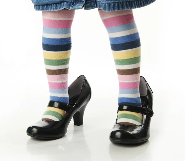 Malá holčička se snaží na boty mámy — Stock fotografie