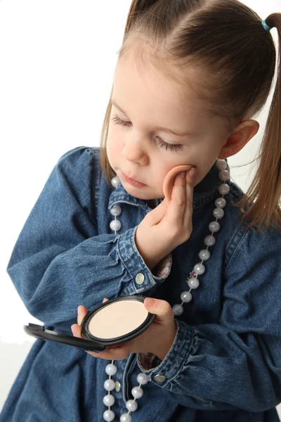 Menina pré-escolar brincando com maquiagem — Fotografia de Stock