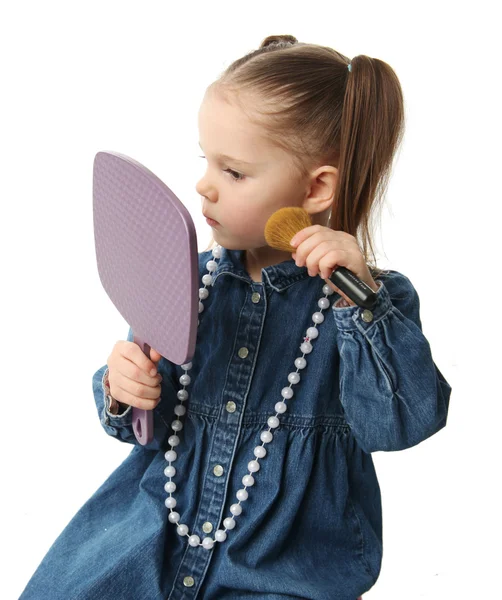 Retrato Uma Menina Pré Escolar Bonito Aplicando Maquiagem Olhando Espelho — Fotografia de Stock