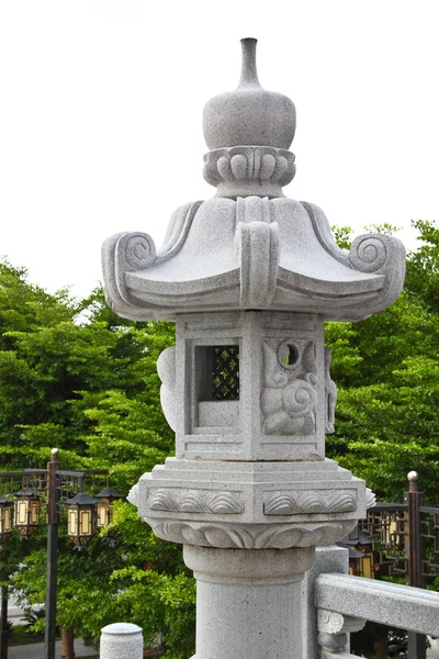 Белая каменная лампа — стоковое фото