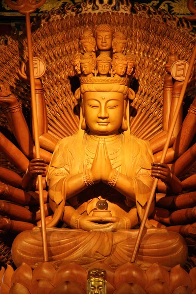 Hundert Hand hölzerner Buddha — Stockfoto