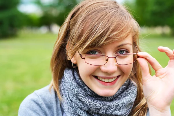 Das junge Mädchen mit der Brille — Stockfoto